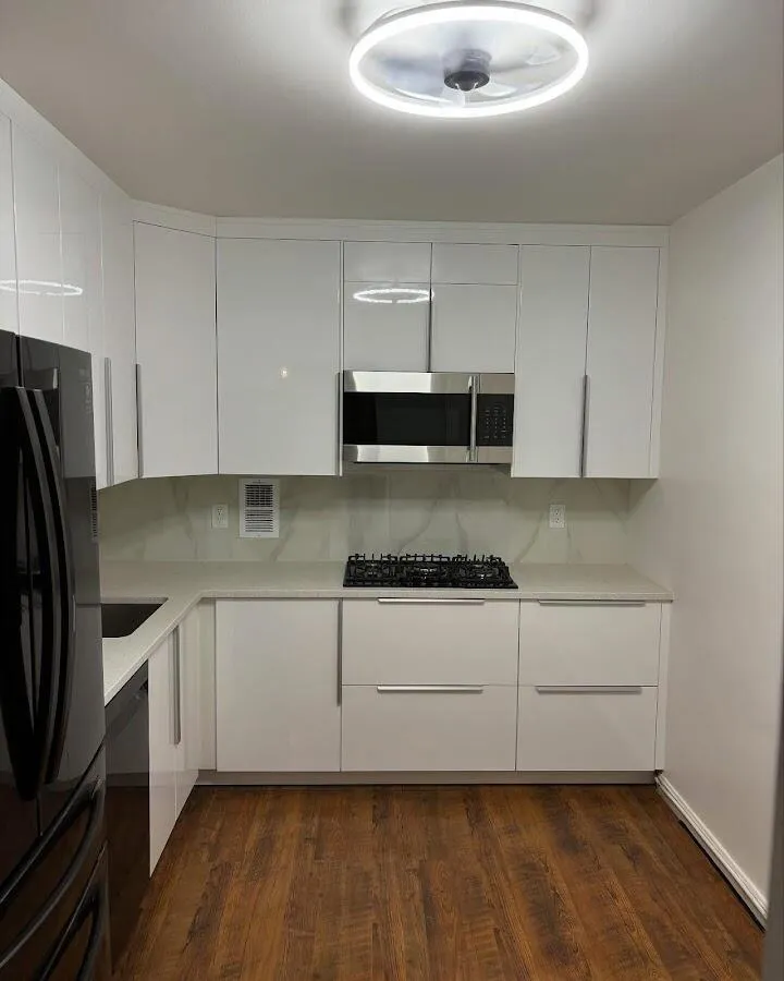 Renovated kitchen with quartz countertops in South Londonderry